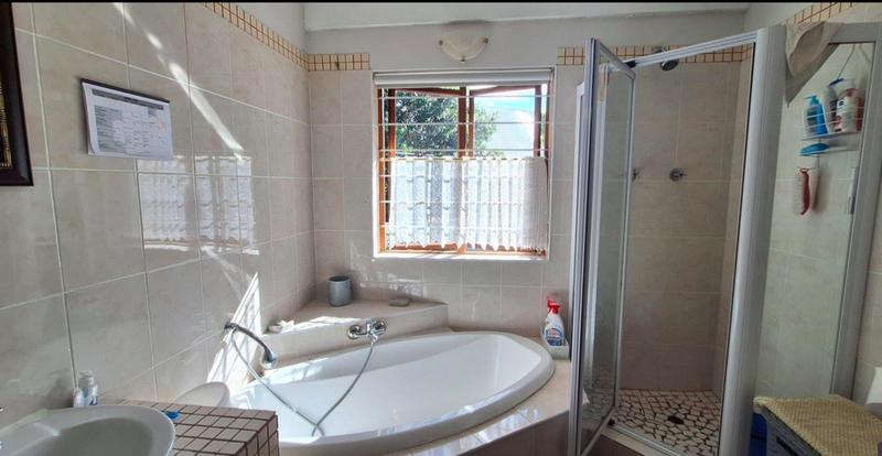 2 Bedroom Property for Sale in Fraaiuitsig Western Cape